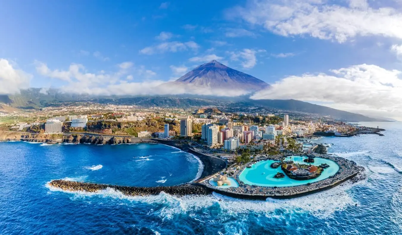 Vista aérea com Puerto de la Cruz, ao fundo vulcão Teide, ilha de Tenerife, Espanha