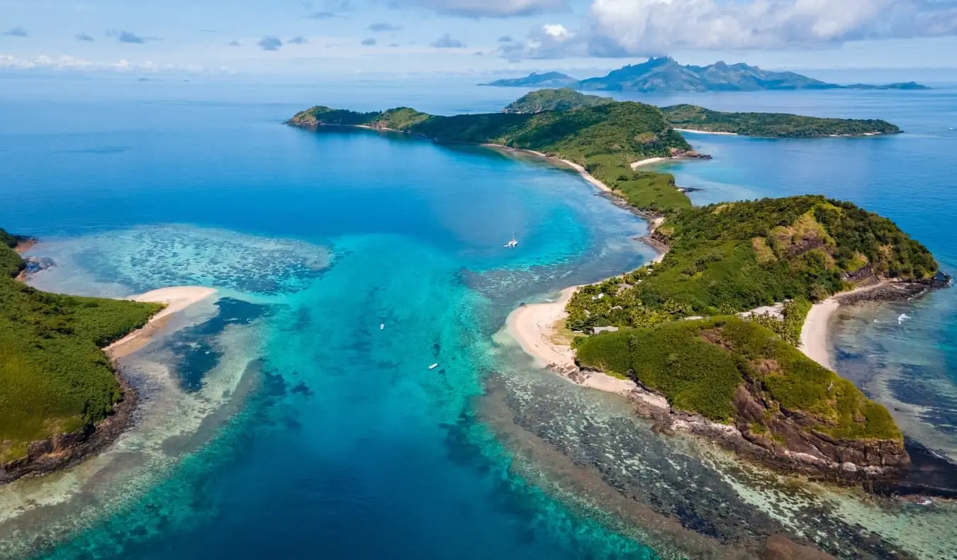 Ilhas remotas cercadas por água azul em Fiji