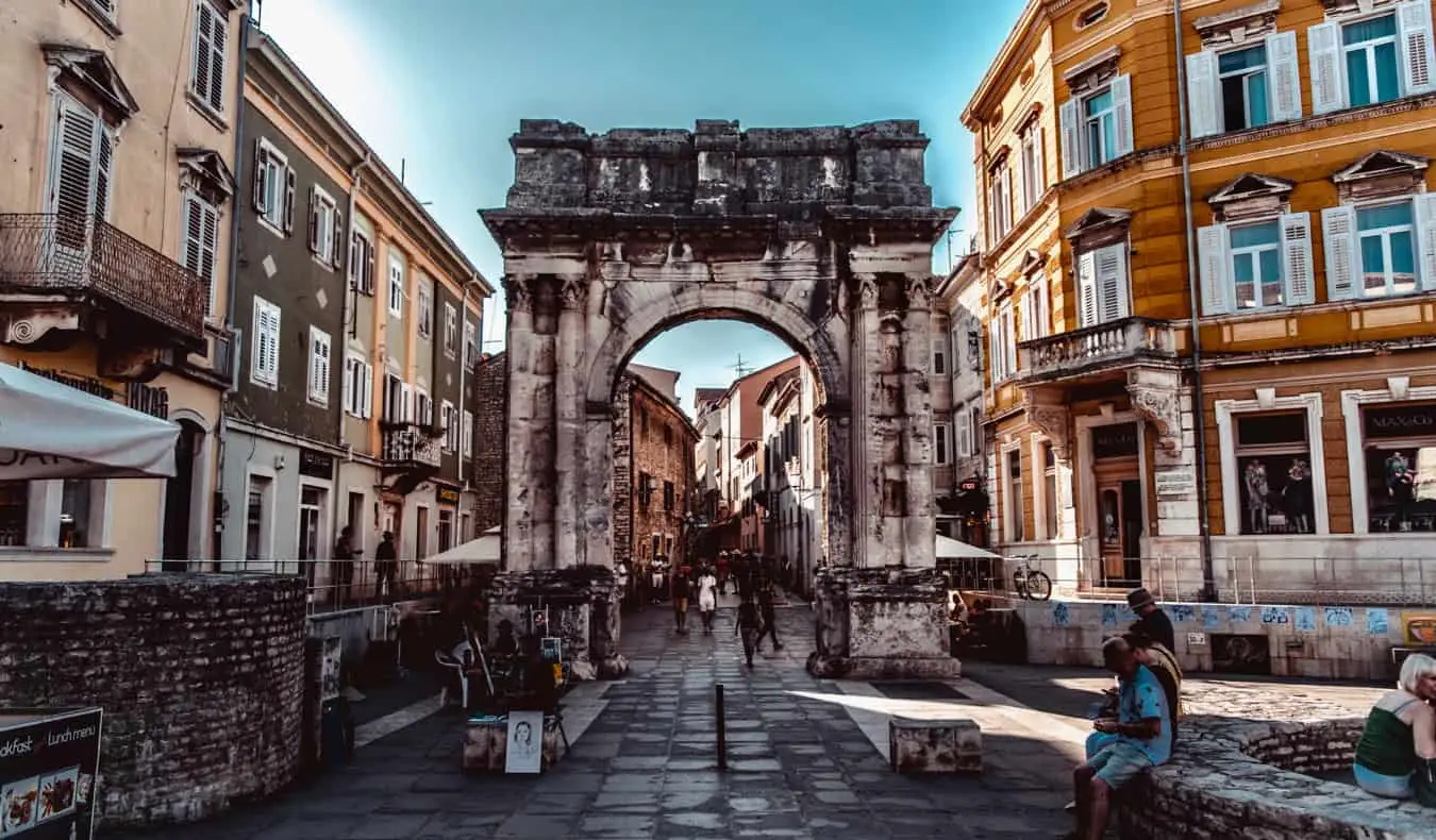 Antigos portões romanos na cidade velha de Pula, Ístria, Croácia