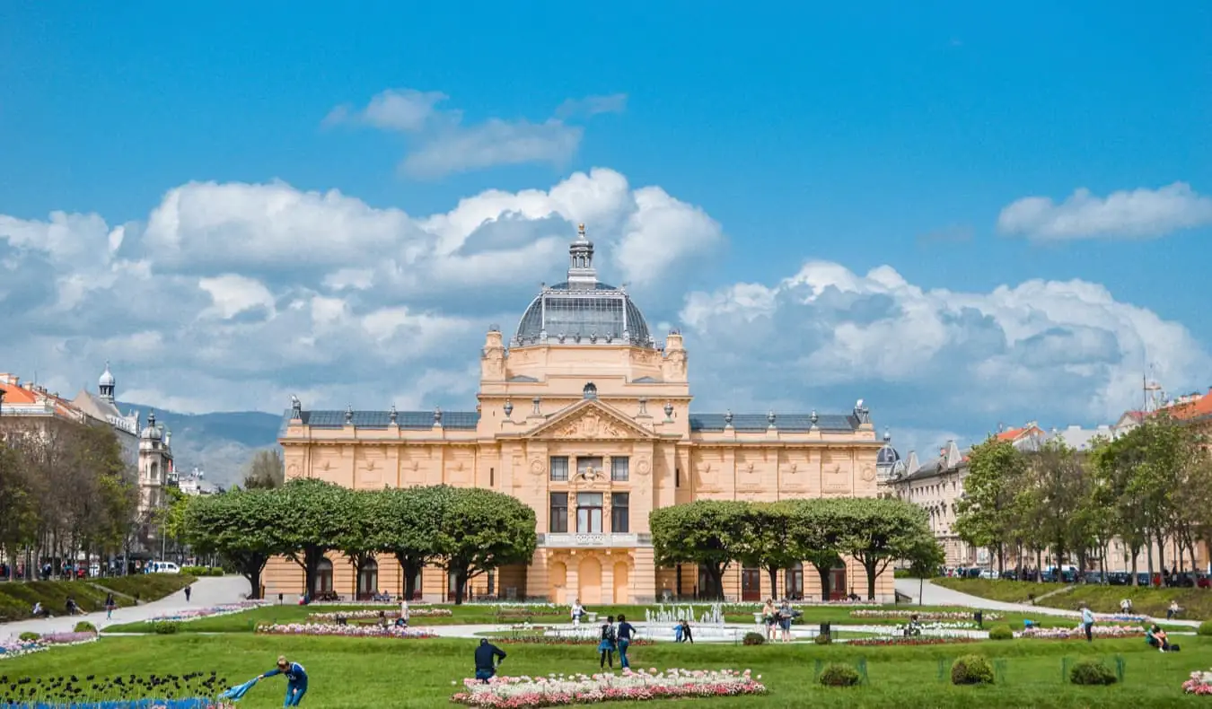 Um enorme edifício palaciano em Zagreb, Croácia