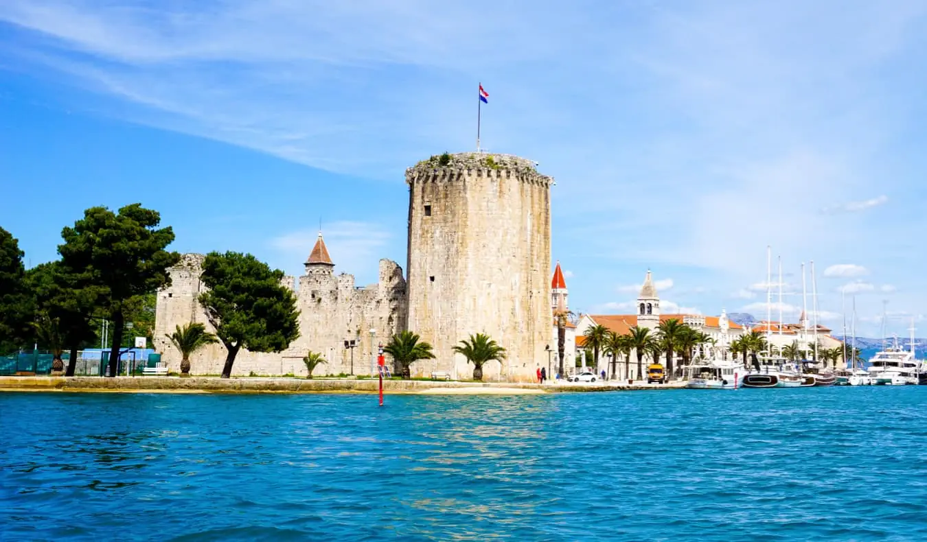 As águas coloridas perto de Trogir, na costa dálmata da Croácia