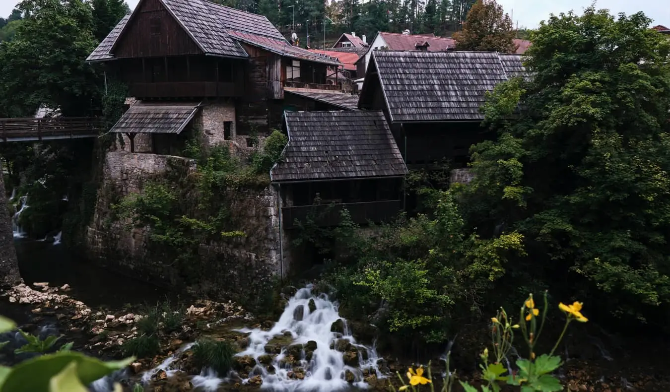 Velhas casas de madeira perto do rio em Slunj, Croácia
