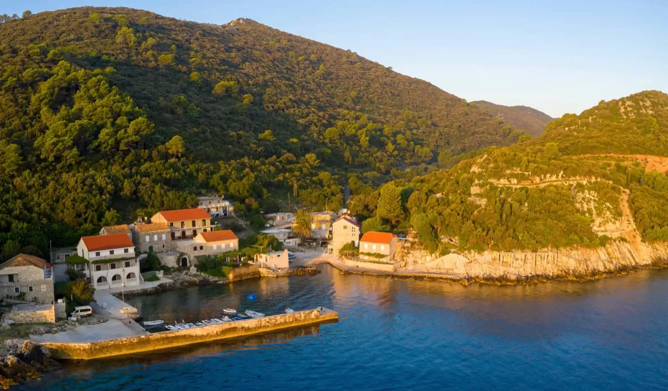 Vegetação exuberante por toda a ilha de Mljet, Croácia