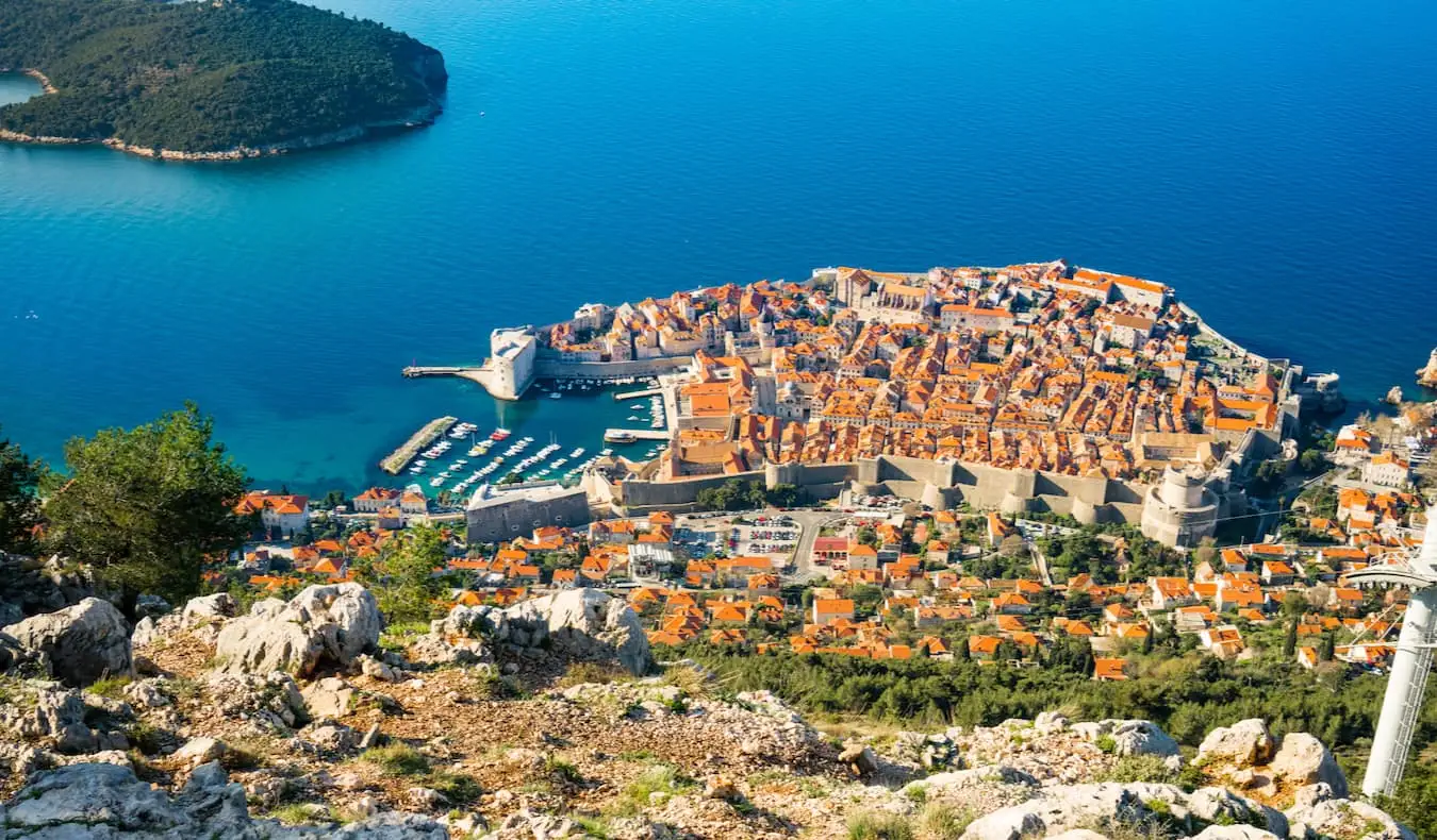 A movimentada capital de Dubrovnik, Crotia vista das colinas acima