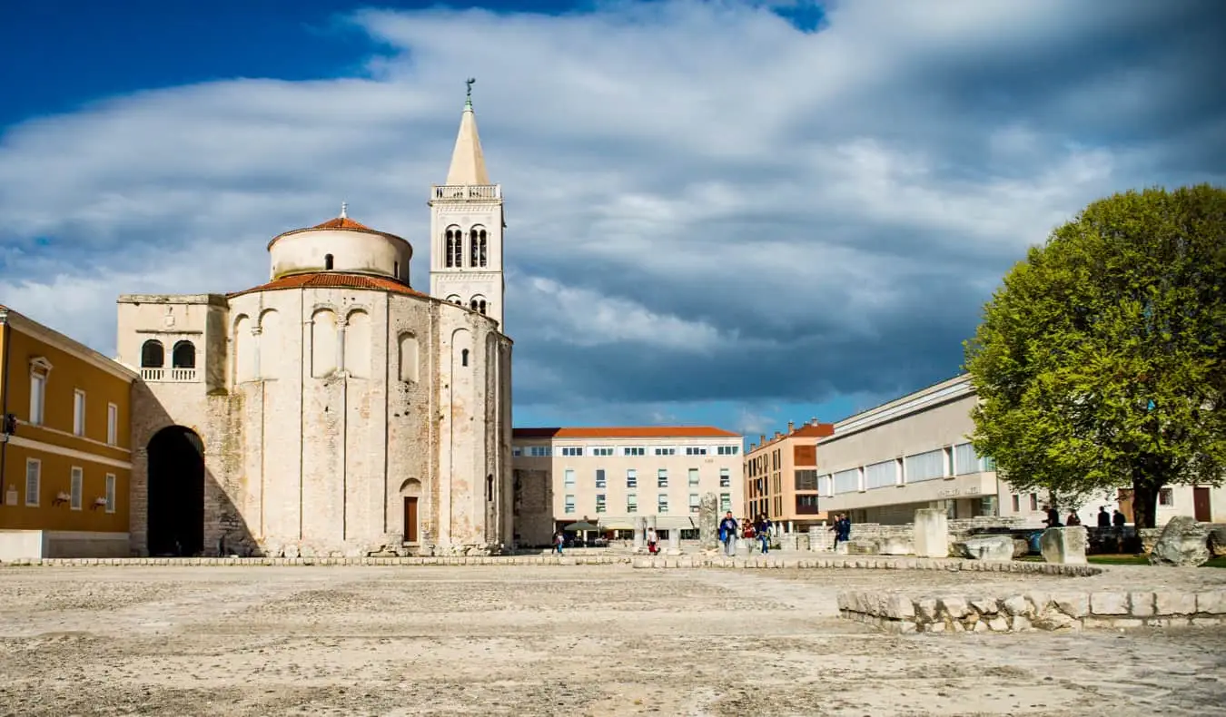 Uma grande praça vazia na Cidade Velha de Zadar, Croácia