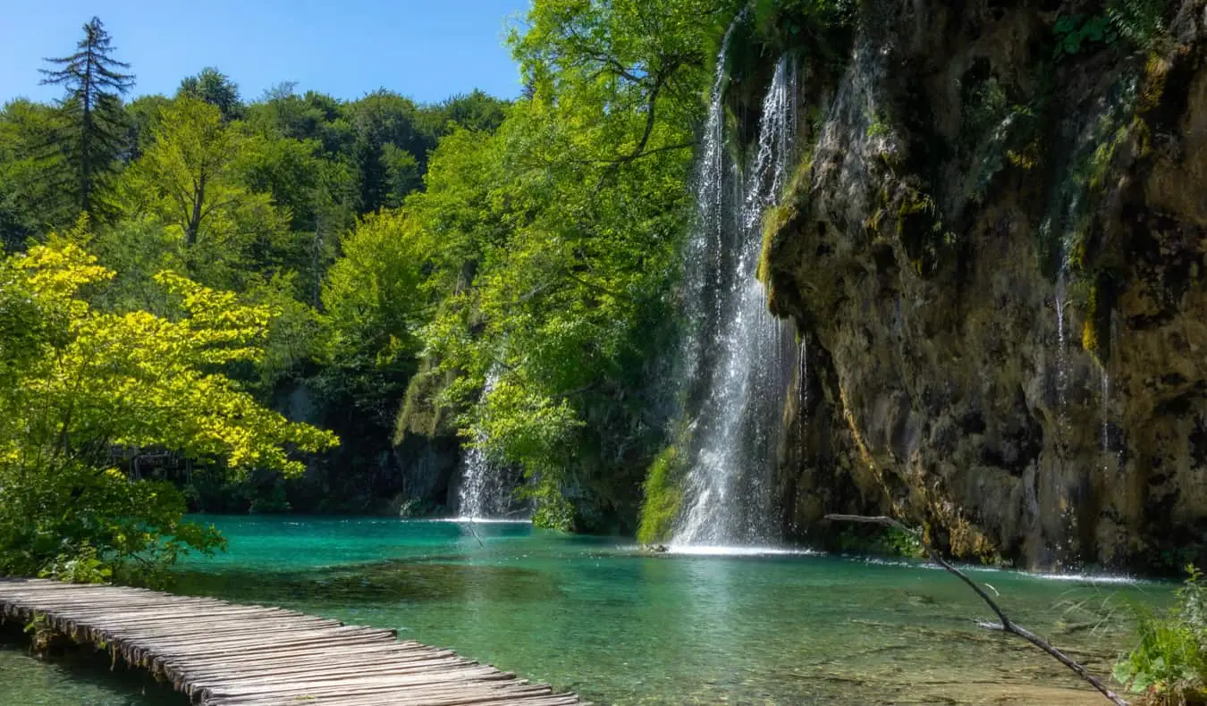 Um lindo calçadão ao longo das águas do Parque Plitvice, na Croácia