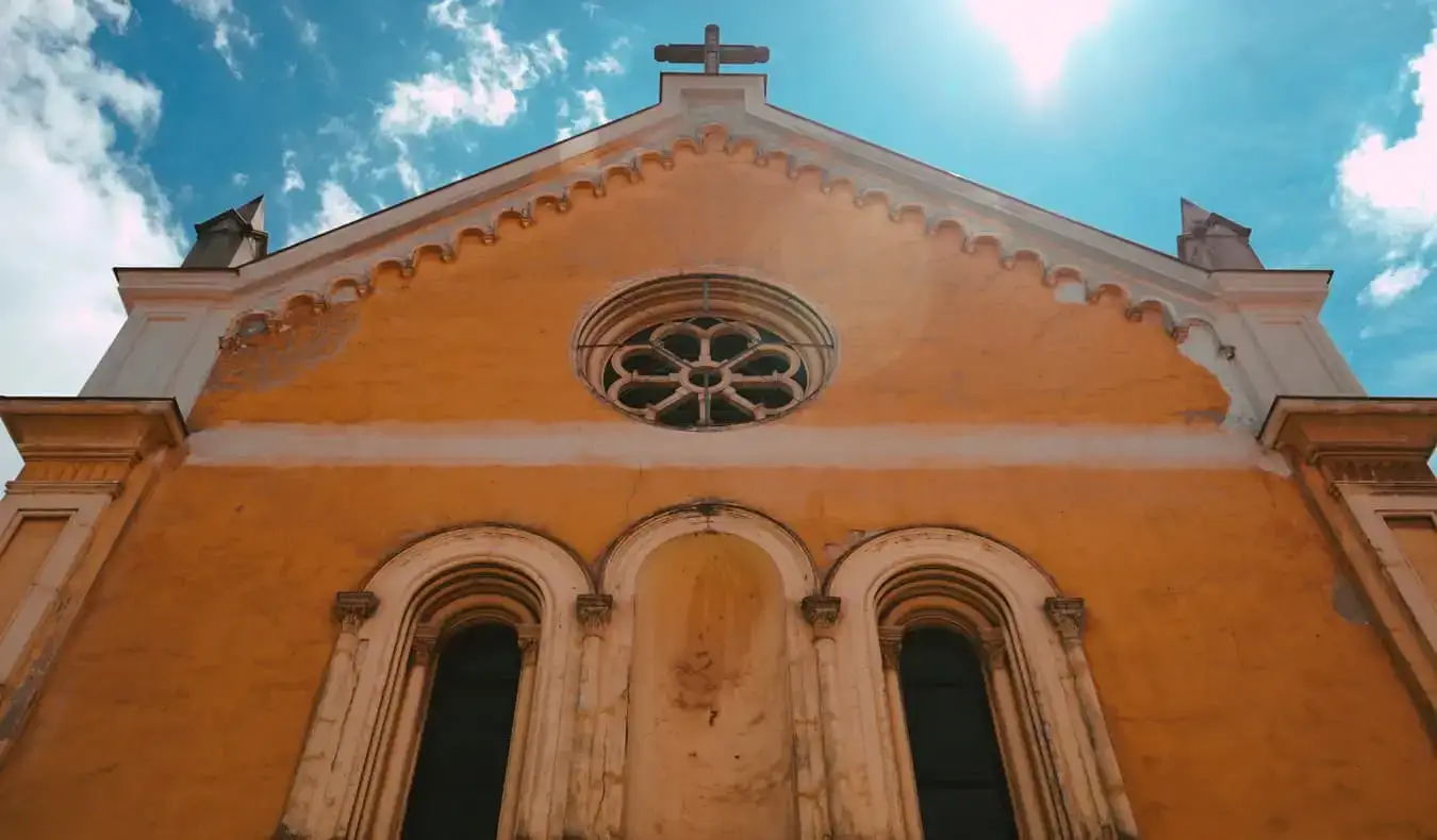 Uma colorida igreja histórica em Karlovac, Croácia