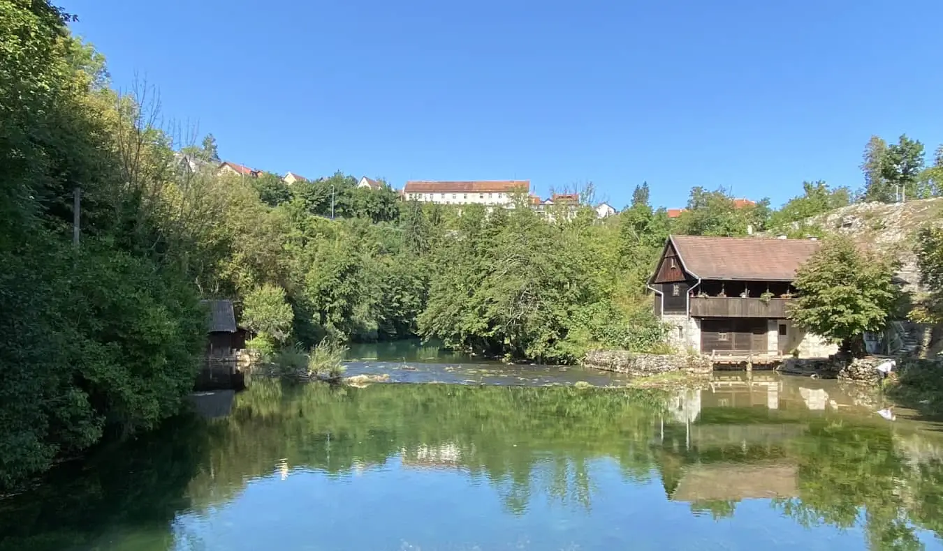 Het kalme, heldere water van een van Kroatië