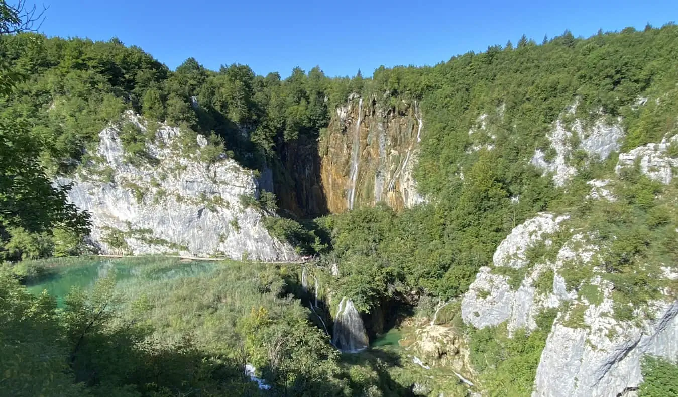 Het weelderige groen van Kroatië omringd door ruige heuvels en helder water