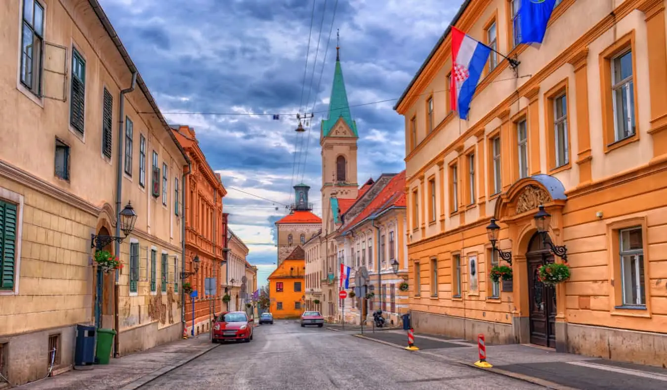 Kleurrijke oude gebouwen op een smal straatje in Zagreb, Kroatië