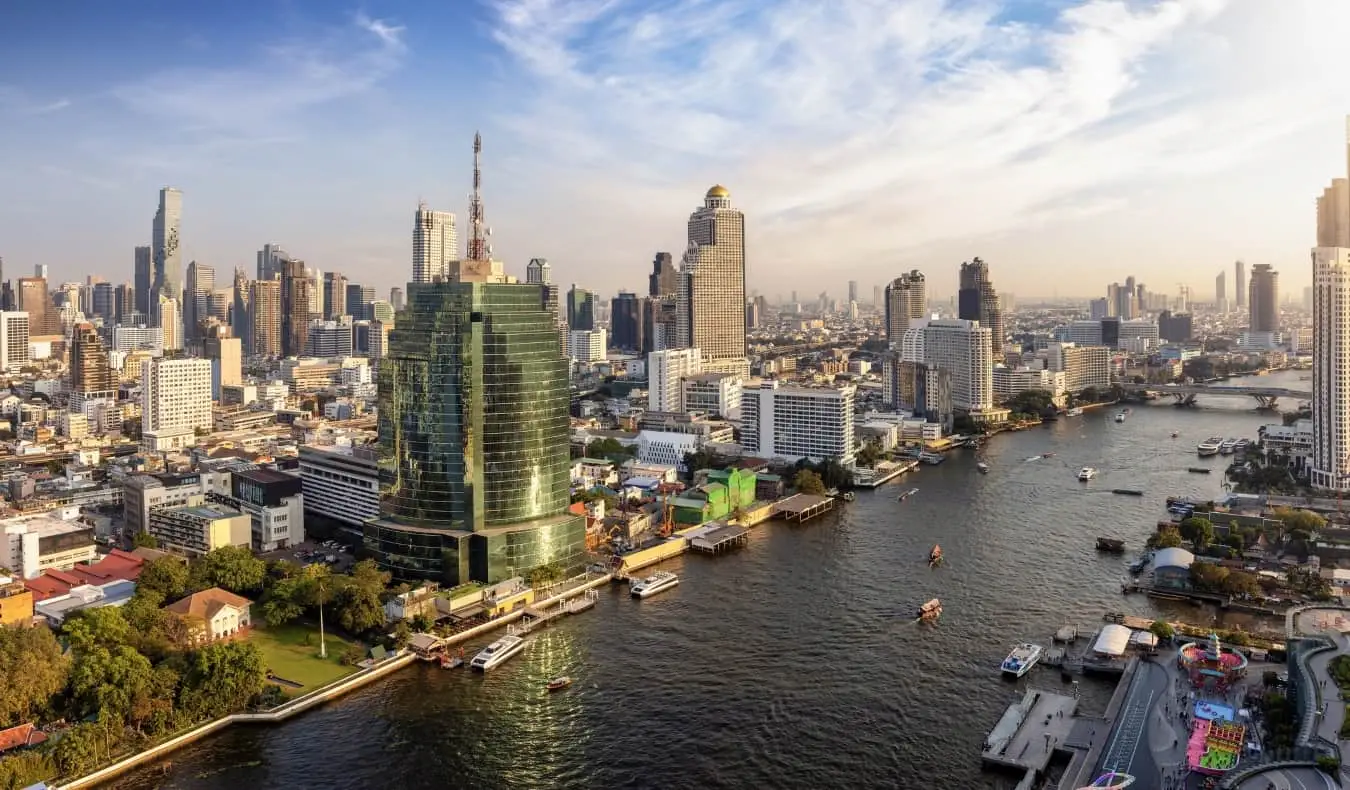 L'horizon de Bangkok, en Thaïlande, avec des gratte-ciel s'élevant de chaque côté d'une grande rivière sinueuse