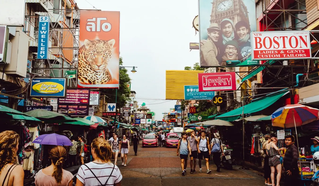 La rue animée de Khao San Road à Bangkok, Thaïlande
