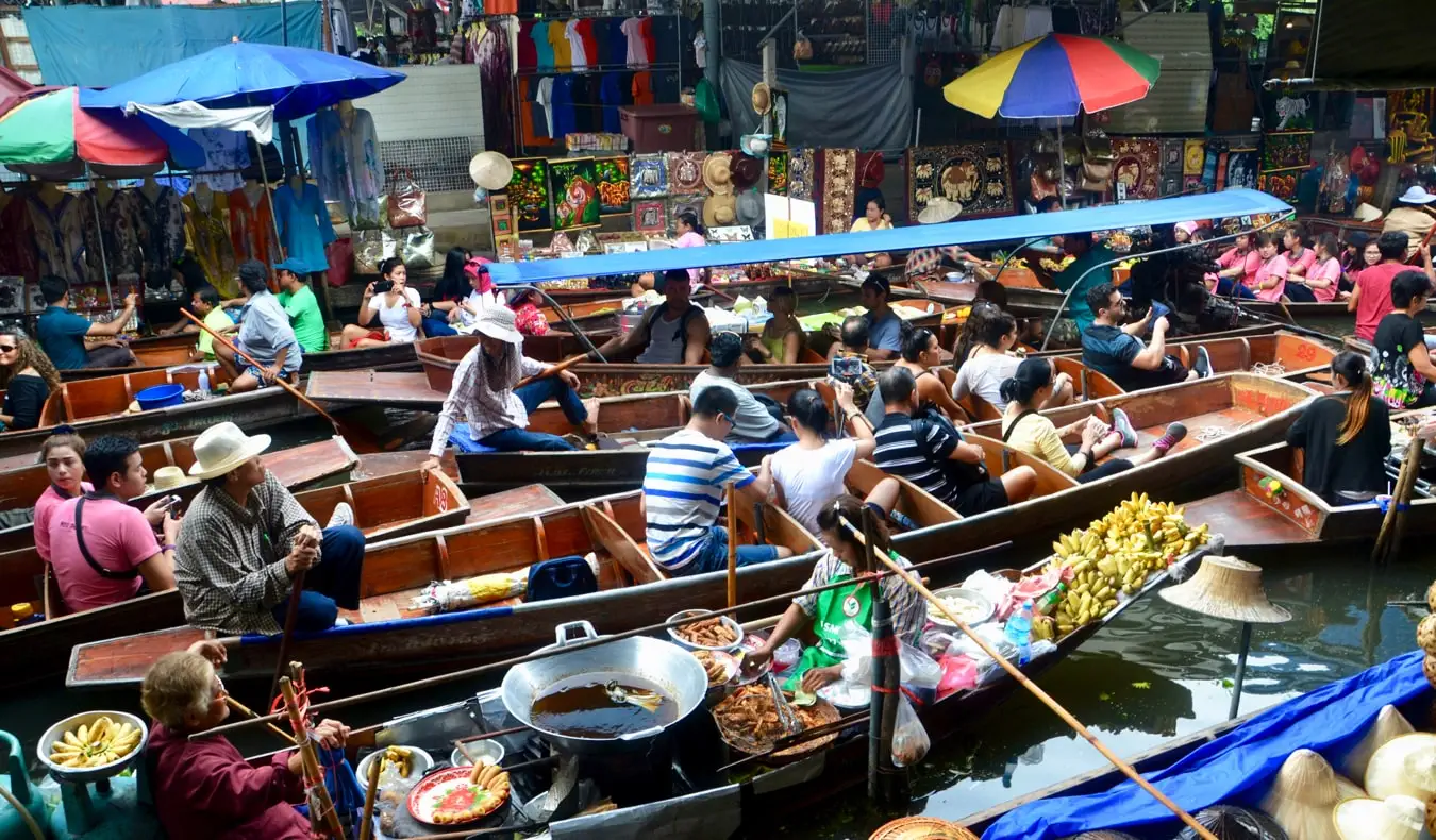 Le marché flottant animé de Bangkok, Thaïlande