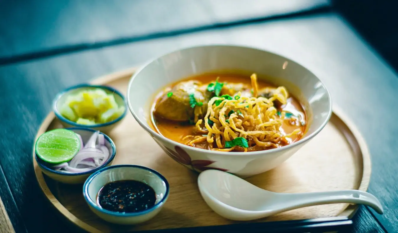 Un délicieux repas de khao soi à Bangkok, Thaïlande