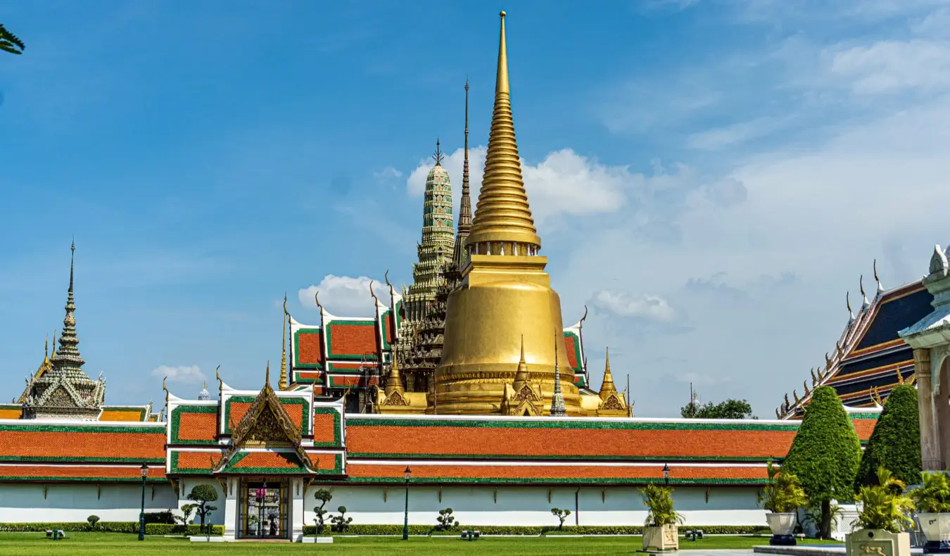 L'un des nombreux temples magnifiques et colorés de Bangkok, en Thaïlande, par une journée lumineuse et ensoleillée
