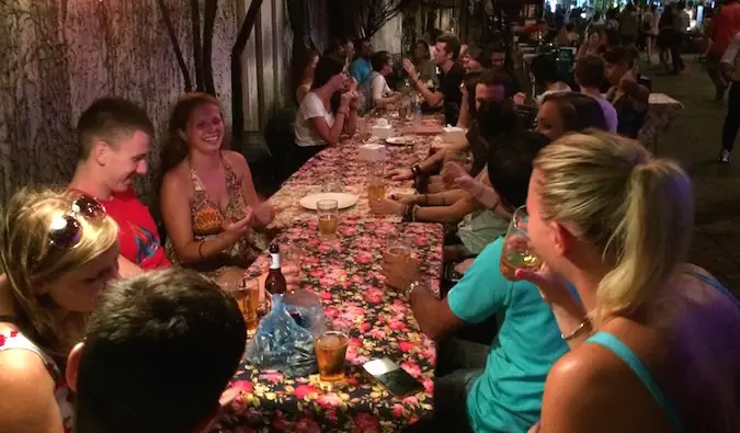 Reisende hängen in Bangkok ab und essen