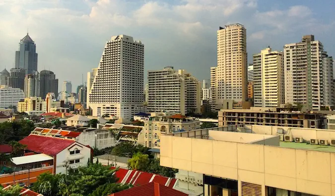 Die weitläufige Skyline von Bangkok an einem bewölkten Tag