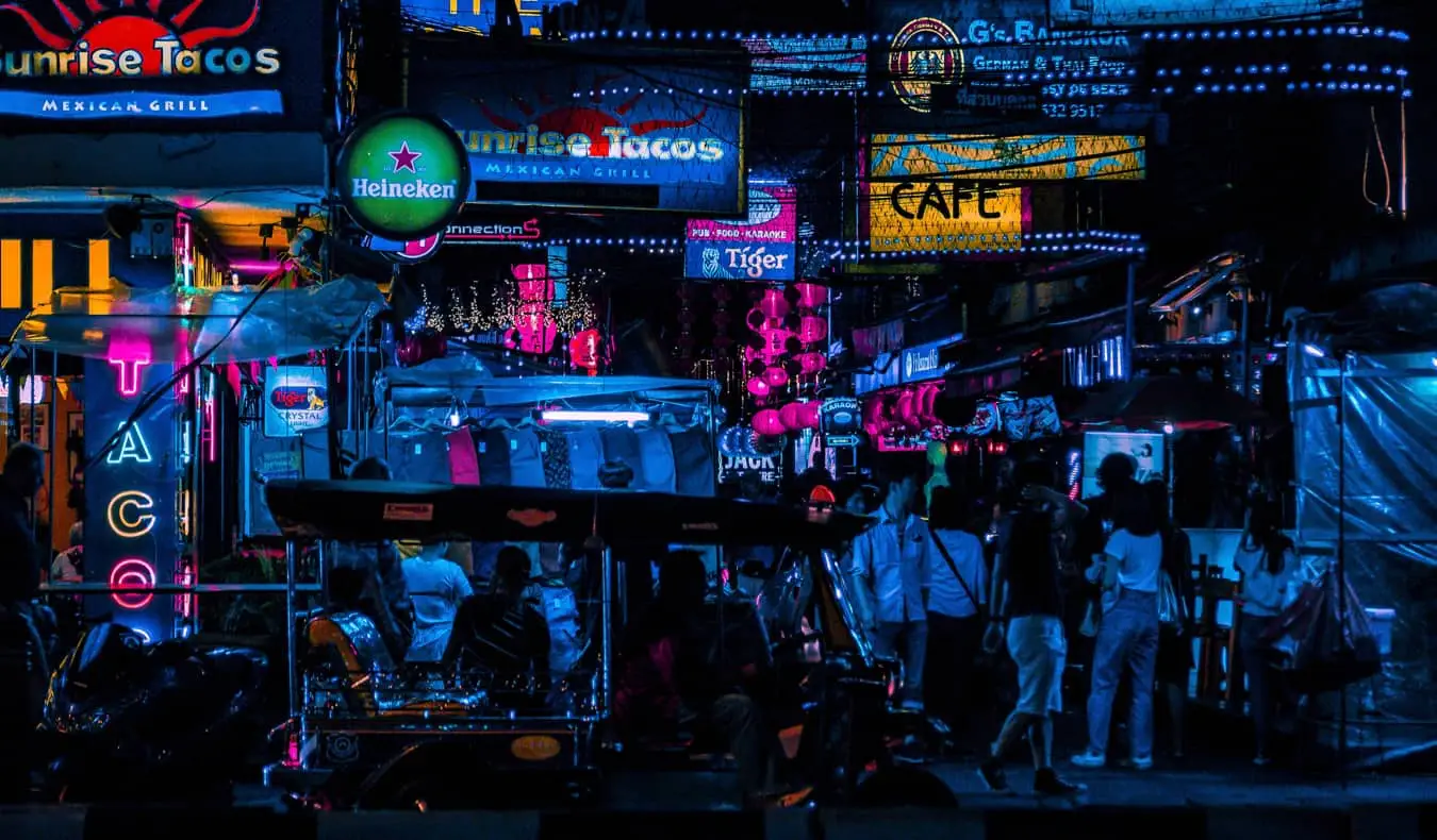 Centre-ville de Bangkok dans le quartier de Silom la nuit