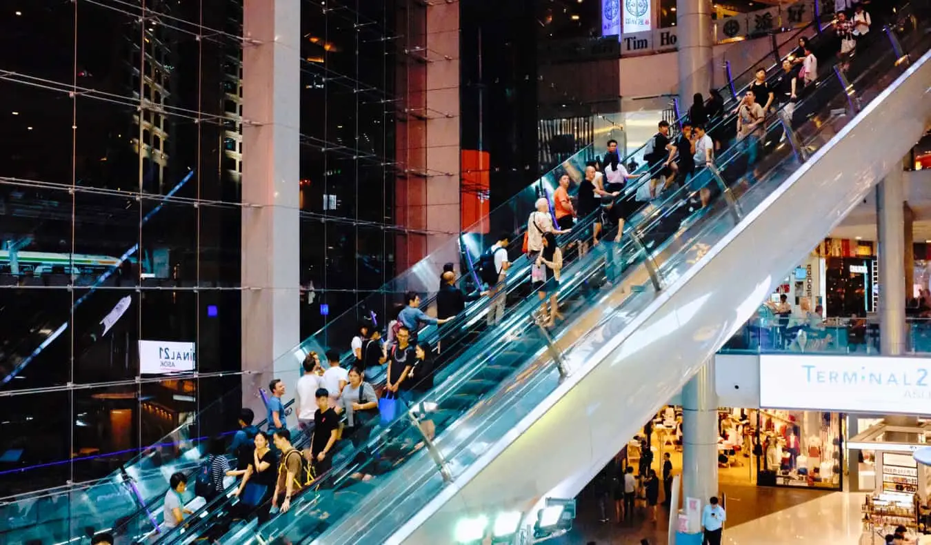 Les habitants et les touristes font du shopping dans un centre commercial animé à Bangkok, en Thaïlande