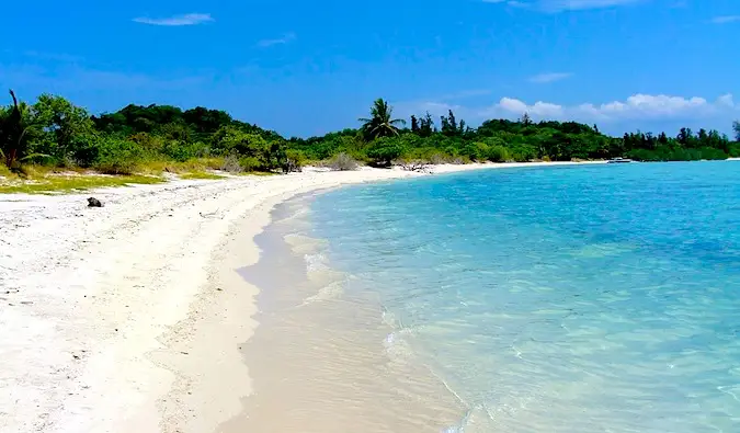 magnifiques eaux bleues de l'une des nombreuses plages de Thaïlande