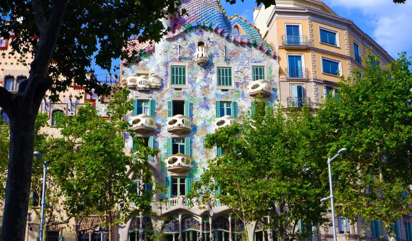 Das farbenfrohe Äußere von Caso Batllo in Barcelona, ​​Spanien