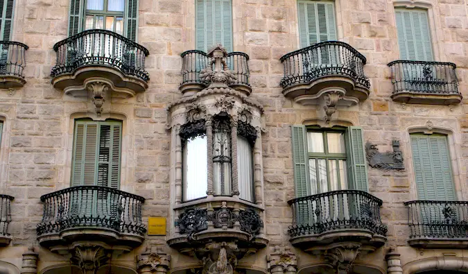 Die Fenster und kleinen Balkone von Gaudi