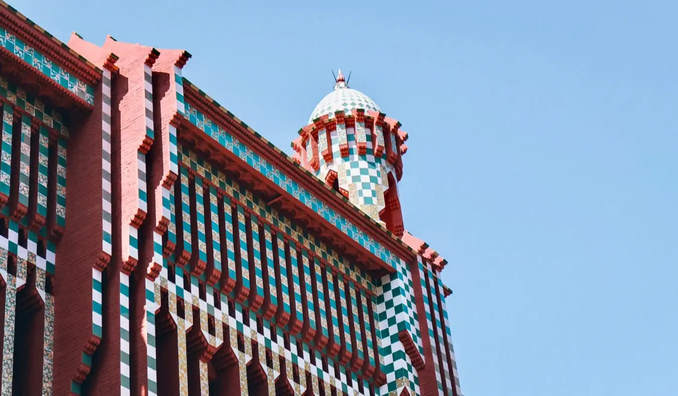 Ein Farbmosaik auf der Außenseite von Gaudi