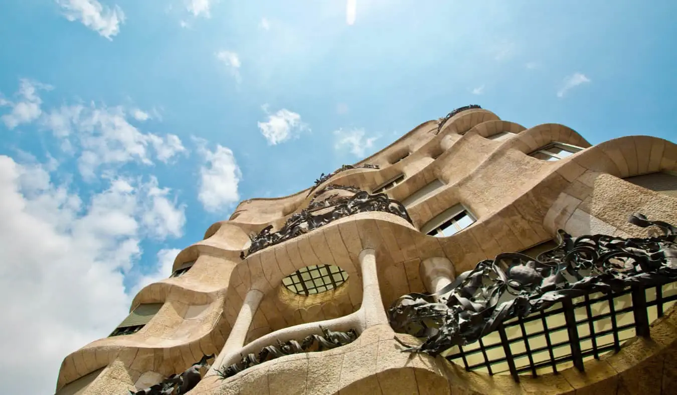 Das hoch aufragende weiße Äußere von Gaudi