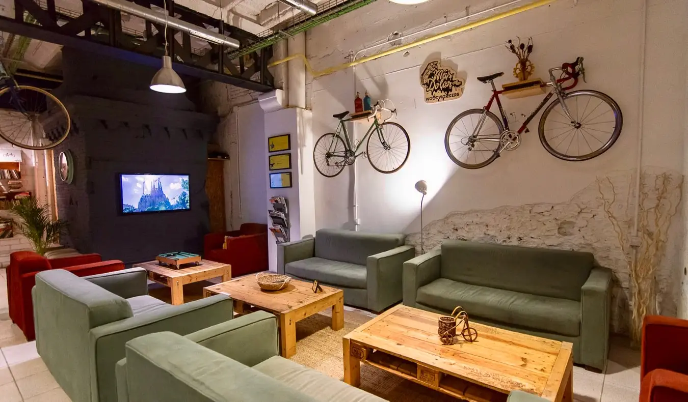 A área comum do albergue Beds and Bikes em Barcelona, ​​Espanha
