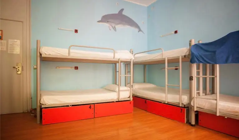 O dormitório do Mediterranean Youth Hostel em Barcelona, ​​Espanha