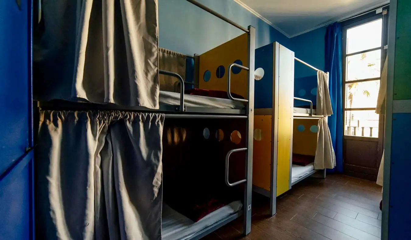 O interior escuro de um dormitório no Kabul Party Hostel em Barcelona, ​​Espanha
