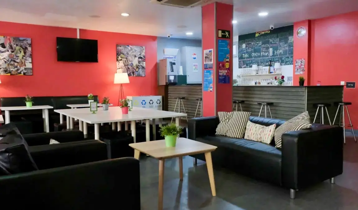 A área comum do albergue HelloBCN em Barcelona, ​​Espanha