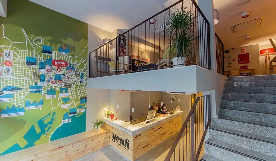 O espaçoso lobby do Yeah Hostel em Barcelona, ​​Espanha