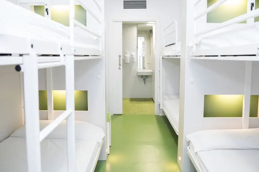O espaçoso dormitório do albergue Sant Jordi em Barcelona, ​​Espanha