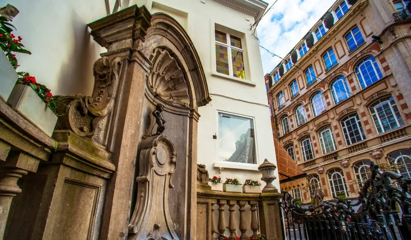 Manneken Pis, suihkulähteeseen pissaavan pienen pojan patsas, Brysselin ikoni, Belgia