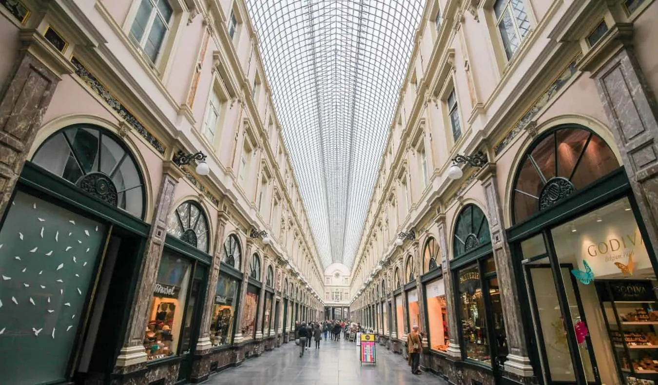 Galeries Royales Saint-Hubertin lasipaneelikatto ja kaarevat myymäläovet Brysselissä, Belgiassa