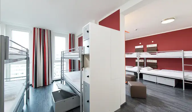 Grand dortoir avec de nombreux lits superposés à ONE80°, Berlin