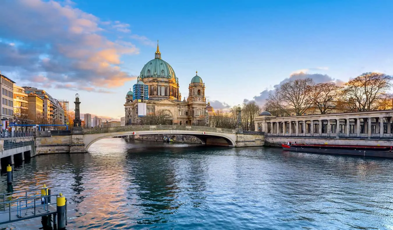 Île aux Musées, Berlin avec la grande église au coucher du soleil