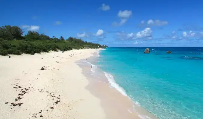 Une longue étendue de sable et d'eau bleu clair aux Bermudes