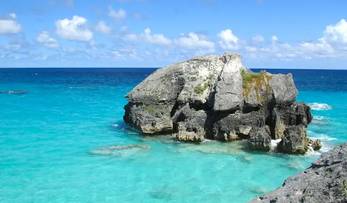 Rock dans l’eau bleue claire de l’océan des Caraïbes