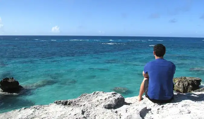 Matt nomade donnant sur l'eau bleu clair des Bermudes