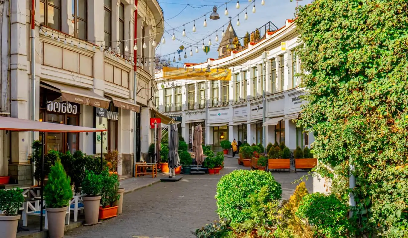 Una strada vuota nella storica Tbilisi, Georgia, in una soleggiata giornata estiva