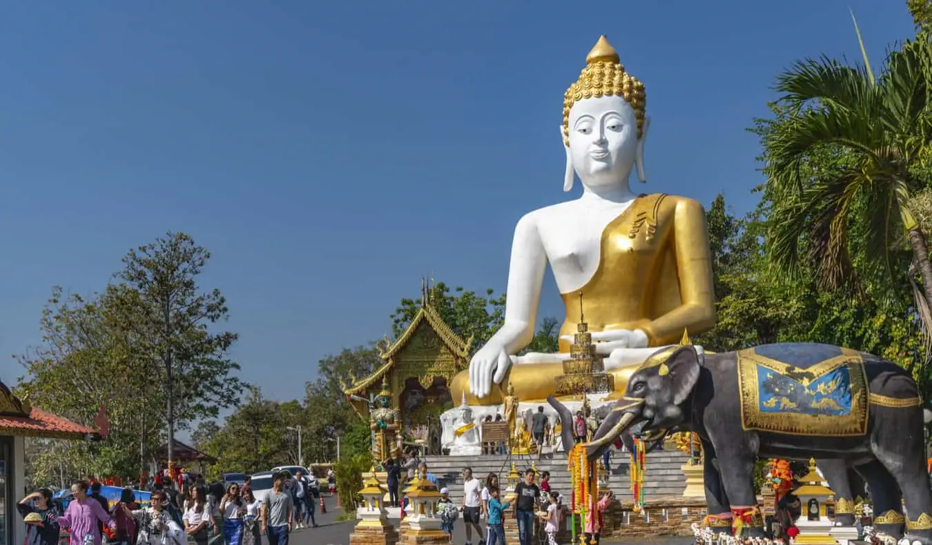 Una massiccia statua del Buddha in un tempio vicino a Chiang Mai, Thailandia