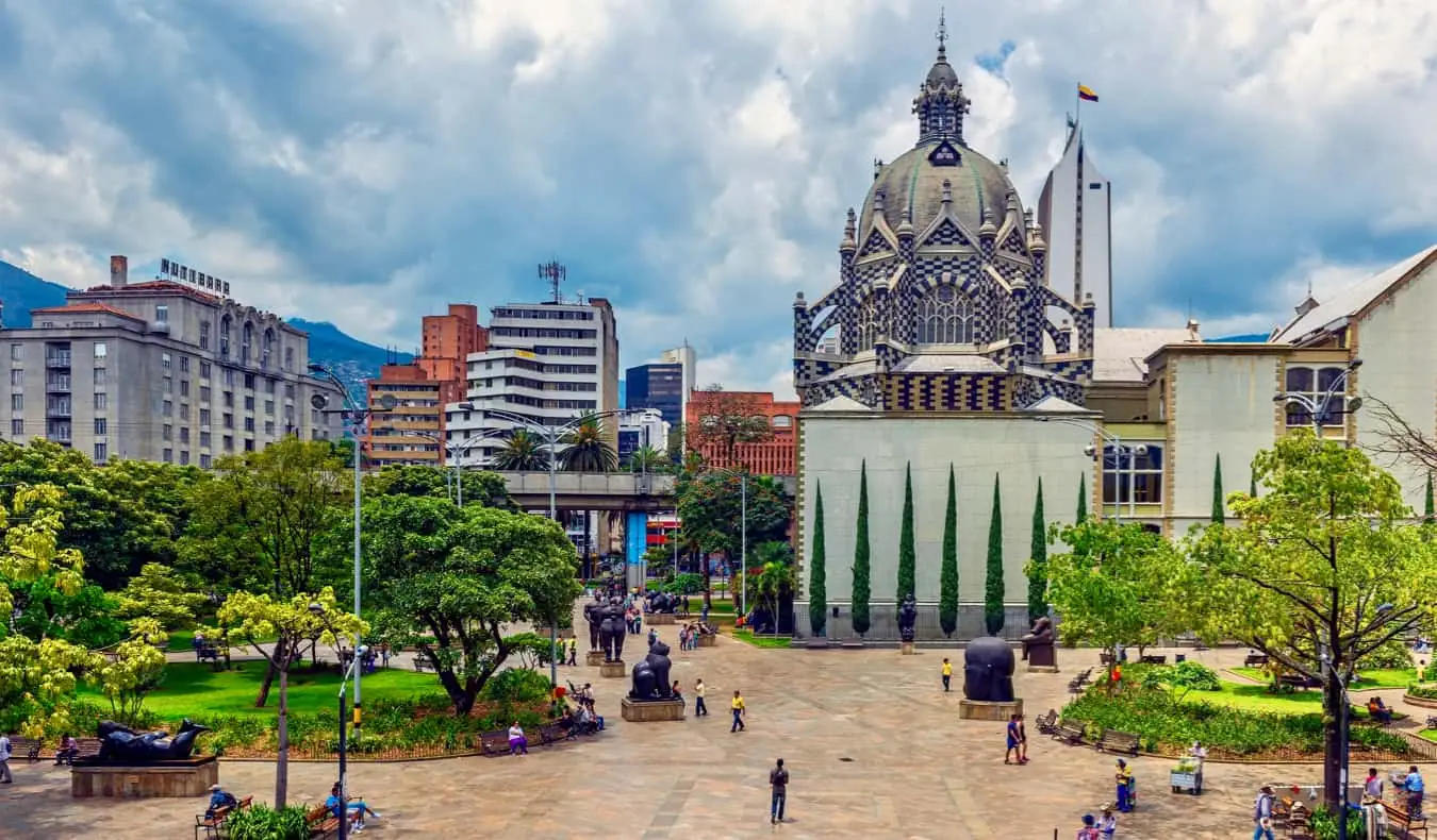 Gente del posto che vaga per il centro di Medellin, in Colombia