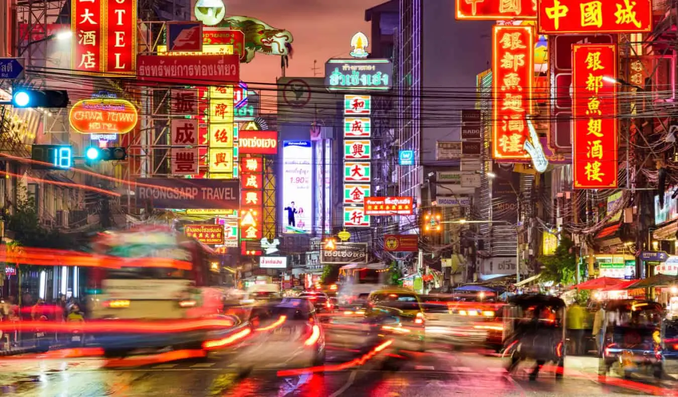 Le strade trafficate e le luci brillanti di Chinatown a Bangkok, in Thailandia