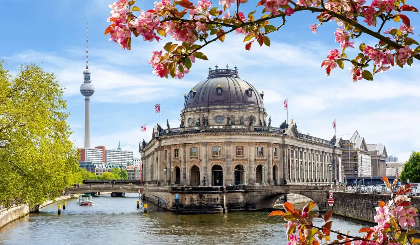 Edifici storici lungo l'acqua a Berlino, in Germania, con la torre della televisione di Berlino sullo sfondo