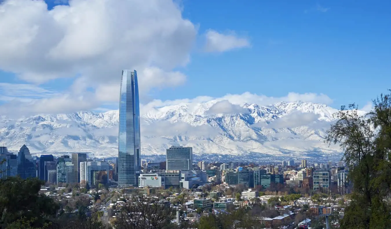 Lo skyline panoramico di Santiago del Cile con montagne innevate sullo sfondo