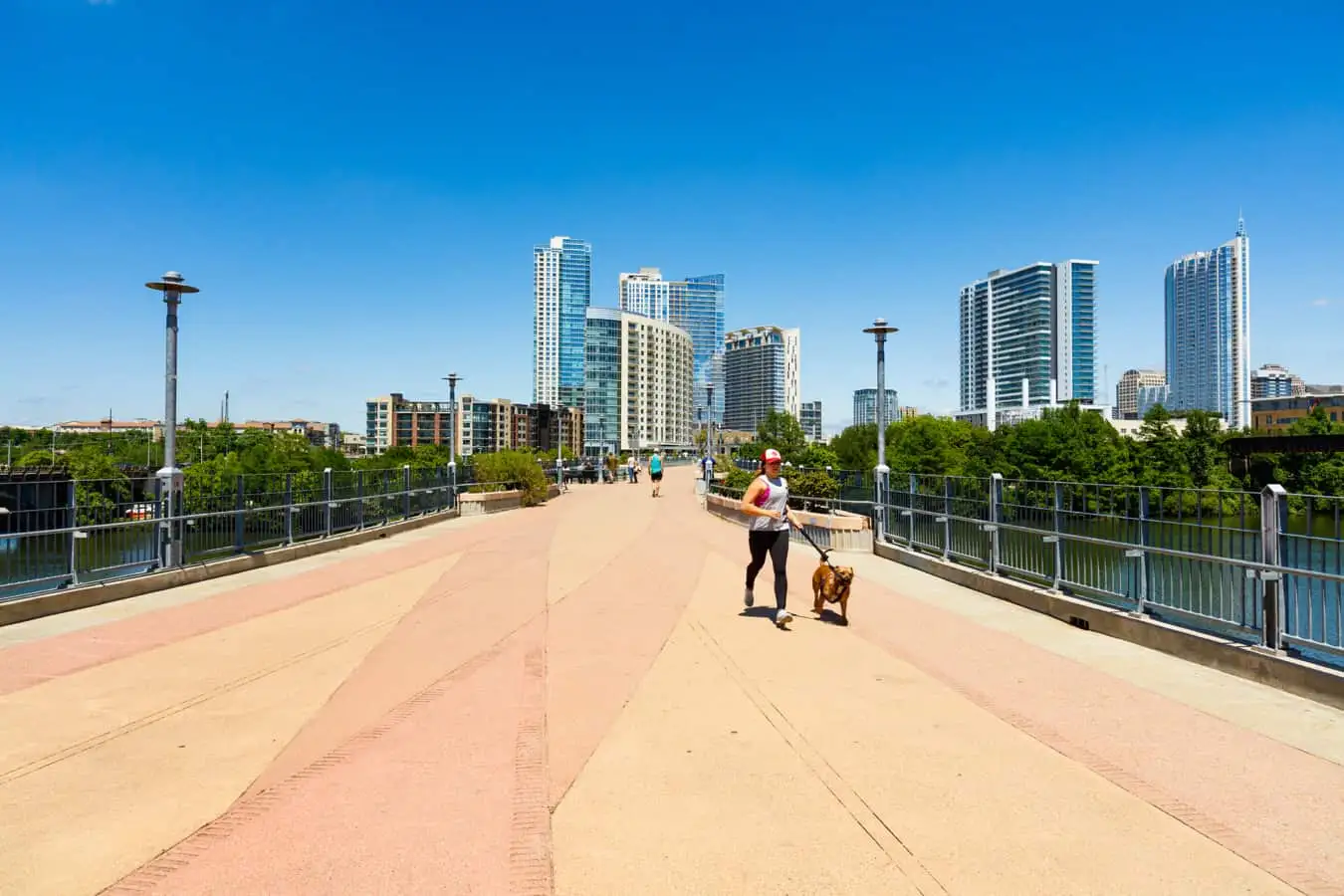 Le persone all'esterno si godono il clima caldo di Austin, Texas