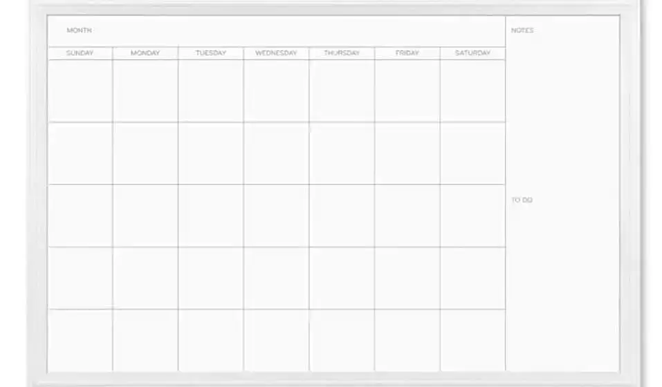 Um calendário de parede branco com marcadores de apagamento a seco