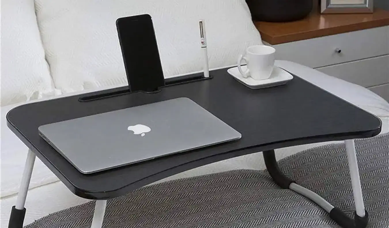 Uma bandeja para cama/sofá para laptop